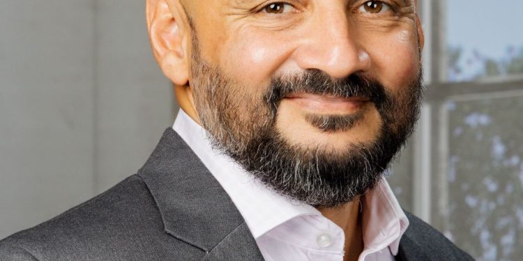 වෙළෙඳපොල තරඟකාරීත්වය ඉහළ නැංවීම සඳහා ජල ගාස්තු අඩු කරන ලෙස කර්මාන්තකරුවන් රජයෙන් ඉල්ලා සිටියි