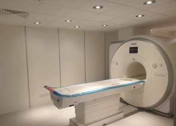 DIMO Healthcare යාපනය ශික්ෂණ රෝහලේ MRI වාර්තා ලබාගැනීම වේගවත් කිරීම සඳහා නවීන තාක්ෂණයෙන් යුත් පරිගණක දත්ත විශ්ලේෂණ පද්ධතියක් පරිත්‍යාග කරයි