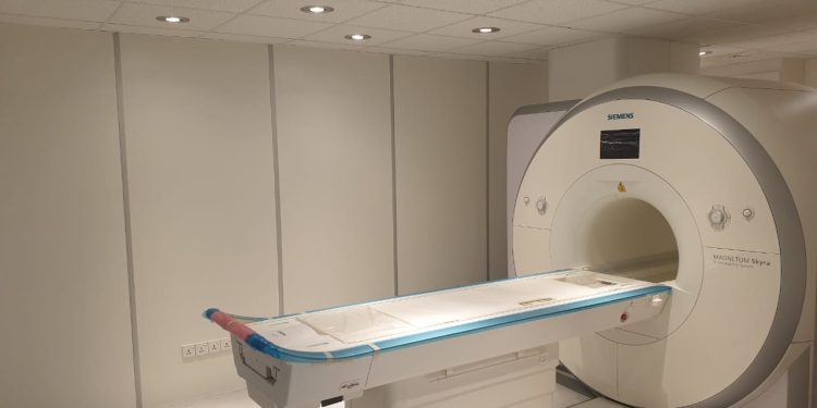 DIMO Healthcare යාපනය ශික්ෂණ රෝහලේ MRI වාර්තා ලබාගැනීම වේගවත් කිරීම සඳහා නවීන තාක්ෂණයෙන් යුත් පරිගණක දත්ත විශ්ලේෂණ පද්ධතියක් පරිත්‍යාග කරයි