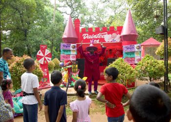 සන්ෂයින් හෝල්ඩින්ග්ස් සතුට හා නිර්මාණශීලිත්වය සමඟින් ලෝක ළමා දිනය සමරයි