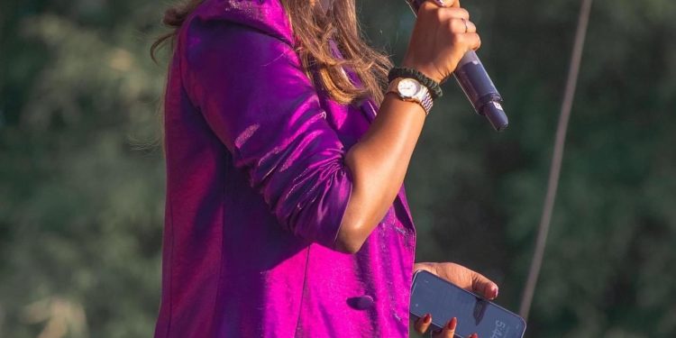 සිය කටහඬ භාවිත කරමින් TikTok හරහා සමාජය අවදි කරන සාෂා කේ