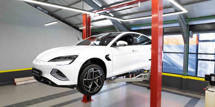 නව ලොවට ගැලපෙන නව බලශක්ති වාහන කාර්මික විශිෂ්ටයින්ට තනන BYD සේවා මධ්‍යස්ථානය