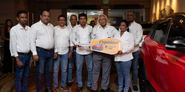 ජනශක්ති ලයිෆ් Drive Me වැඩසටහන සමගින් ඉහළ කාර්ය සාධනයක් දැක්වූ විකුණුම් නිලධාරින් නිලධාරිනින් අගයයි