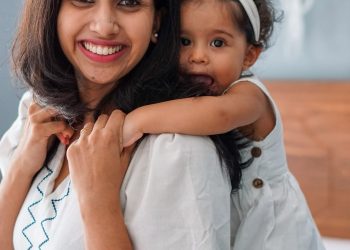 TikTok හරහා ආදරය, සිනහව සහ මවක් ලෙස ජීවිතයේ සැබෑ අත්දැකීම් බෙදාහදා ගැනීම @beewithmommy