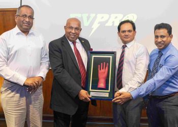 Dipped Products நிறுவனம் மின்சார வாகனத் துறைக்காக உலகின் முதல் EVPRO கையுறையை அறிமுகப்படுத்தியது