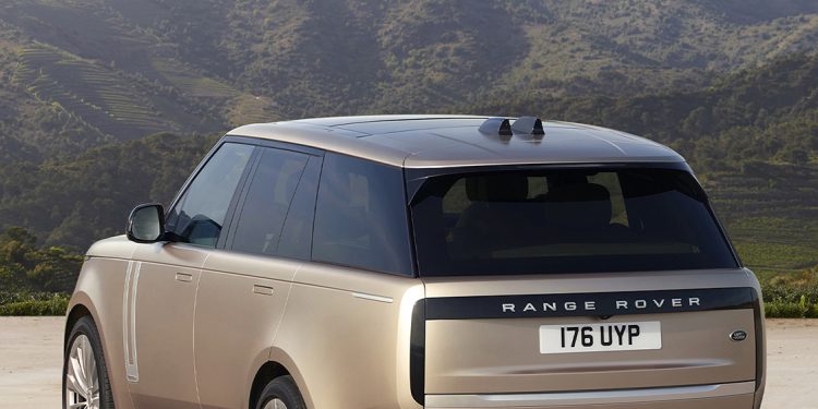 THE NEW RANGE ROVER: BREATHTAKING MODERNITY, PEERLESS REFINEMENT AND UNMATCHED